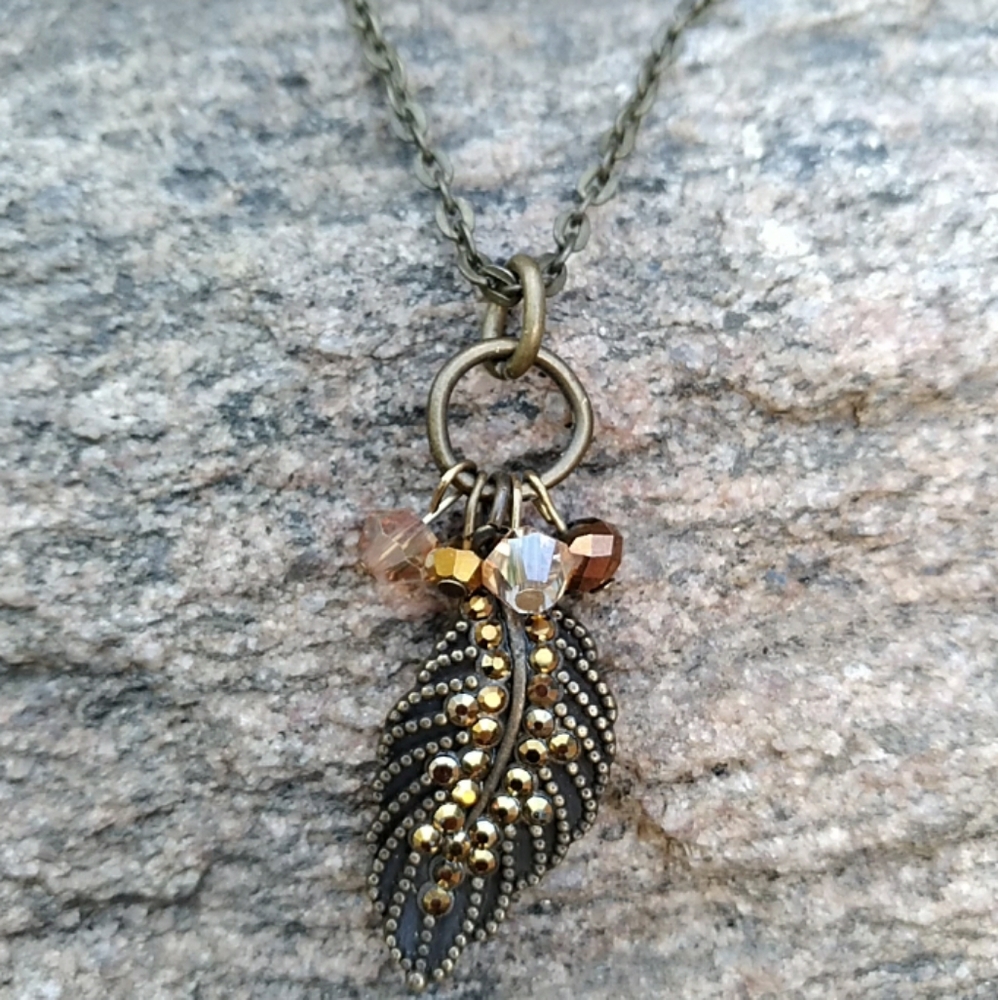 Elegant Bronze Leaf Pendant Necklace Lengh 18 inches